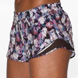 Lululemon Hotty Hot 4” Inseam | Size 8 | Utopia Multi/Deep Phantom